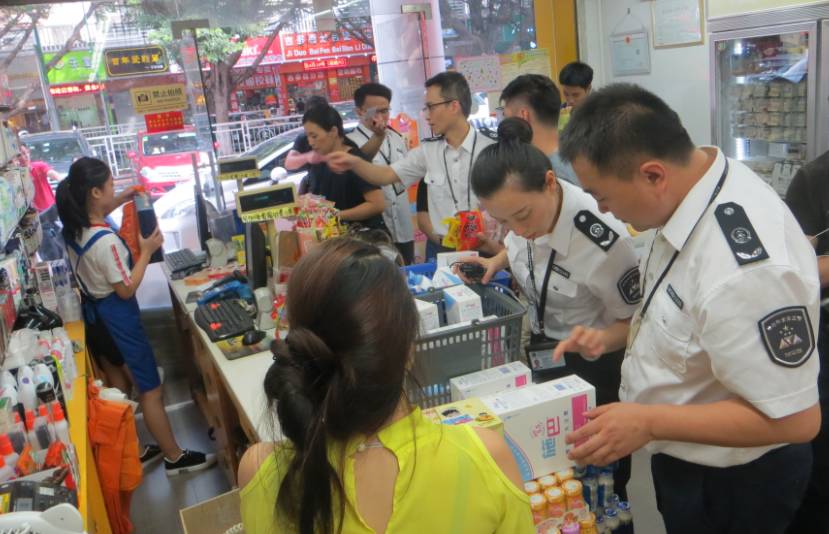 午后突查177家門(mén)店 監(jiān)管重拳出擊打擊走私，日用百貨市場(chǎng)迎“巡查風(fēng)暴”